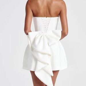 Elegant Strapless White Dress with Bow Accent